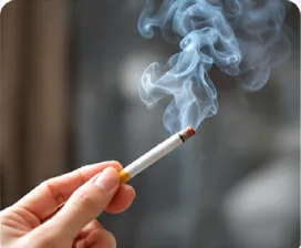 手指夾著冒煙的香菸,代表菸味